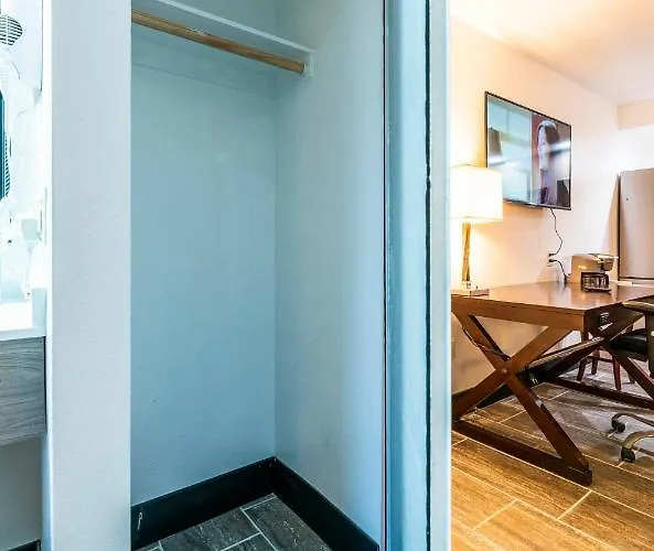 Metro Extended - 2 Kings Apartment *